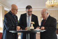 v.l.n.r: Dr. Herbert Schmalstieg, Andreas Hemsing und Prof. Dr. Georg Milbradt  (Foto: © dbb)
